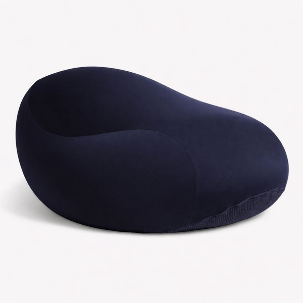 Space Pod Sittesekk fra Ambient Lounge er en glat, mørk marineblå bønneformet pude eller sæde med et sømløst, moderne design, der hviler elegant på en almindelig hvid baggrund.