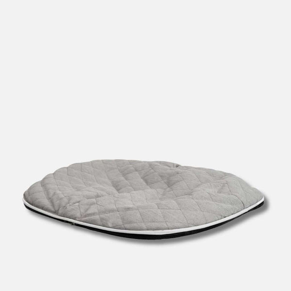 En rund, lysegrå quiltet hundeseng med en flad, polstret ThermoQuilt-overflade og sort kant, der vises på en almindelig hvid baggrund.