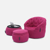 Et sæt med tre matchende lyserøde, polstrede møbler - en Butterfly-sofa, en ottoman med vinger og et lille bord med en bærbar computer på toppen - alle med bløde memory foam-puder på en hvid baggrund.